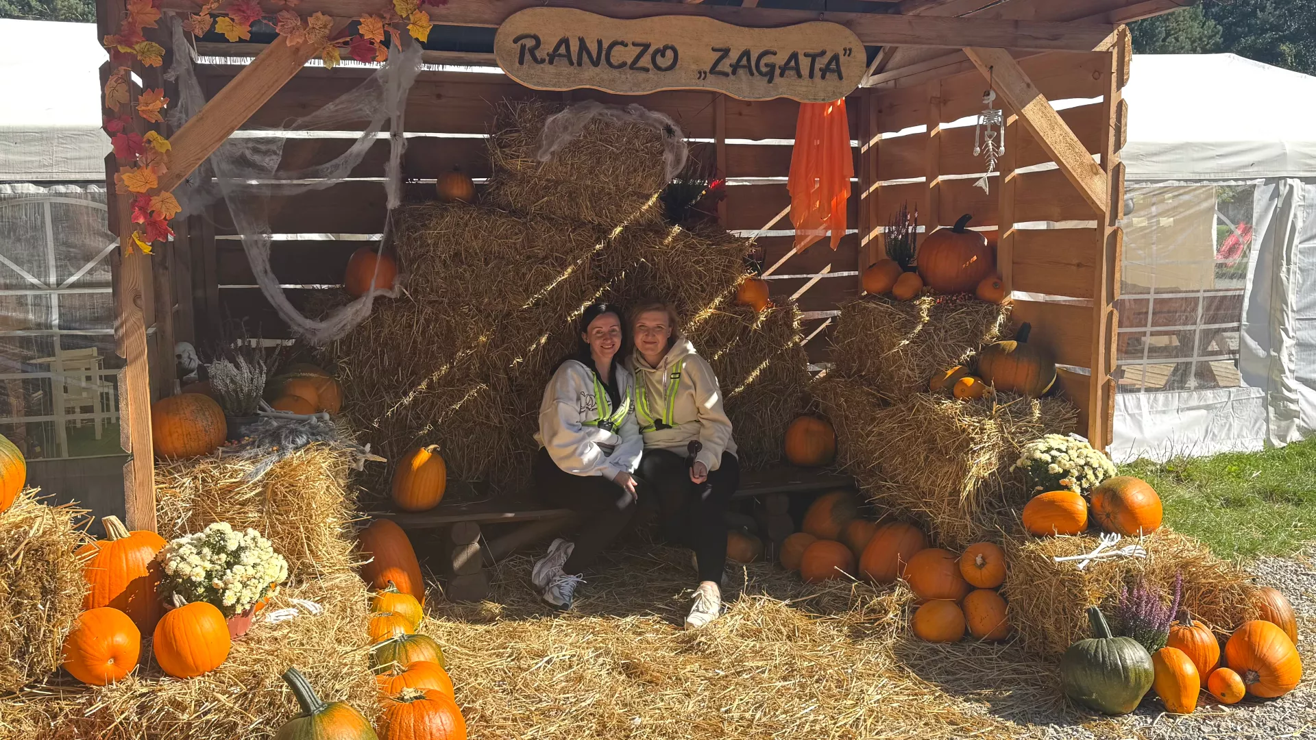 Uczestniczki rajdu wśród dekoracji Rancza Zagata.