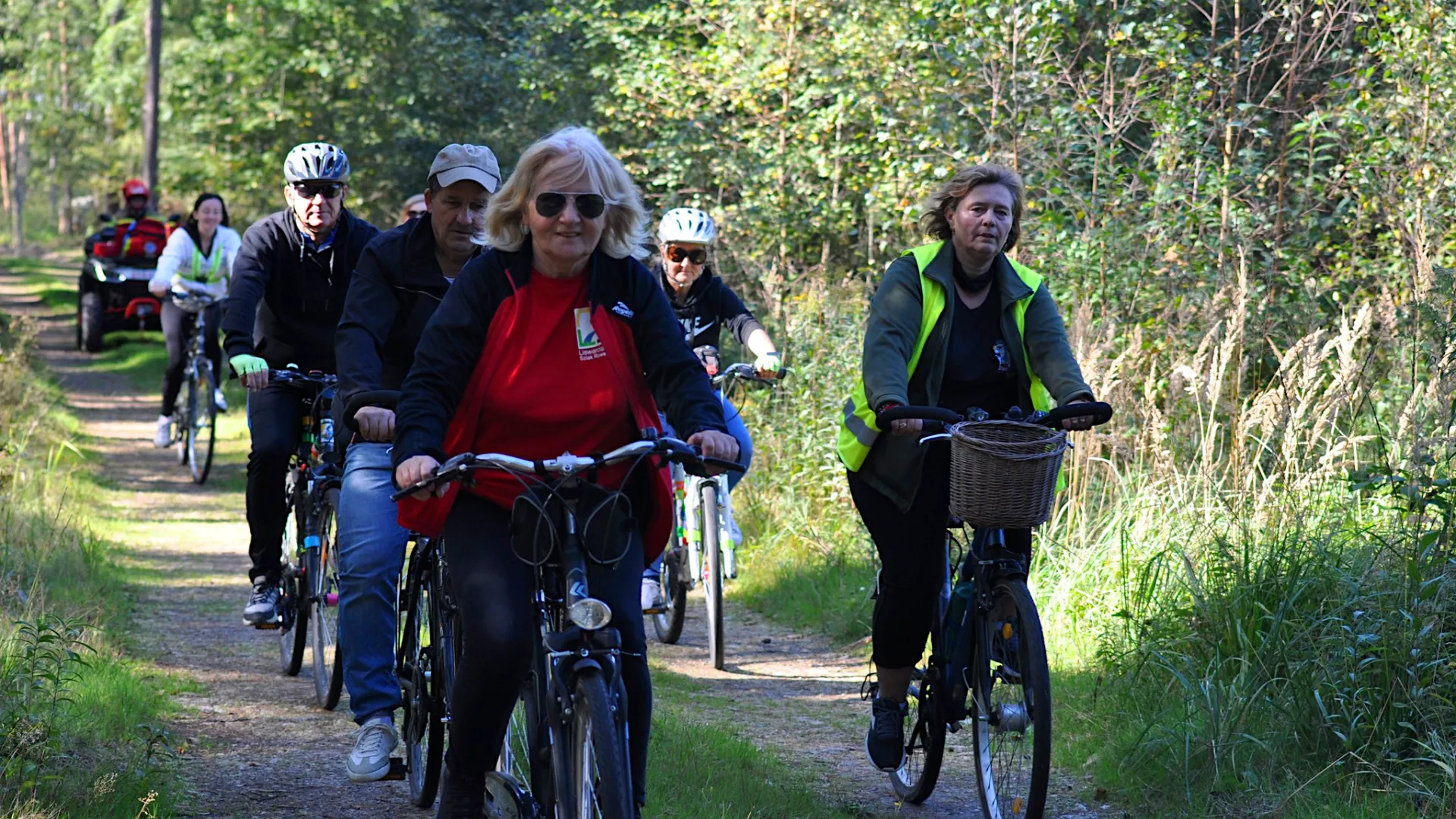 Przejazd uczestników rajdu długim leśnym duktem
