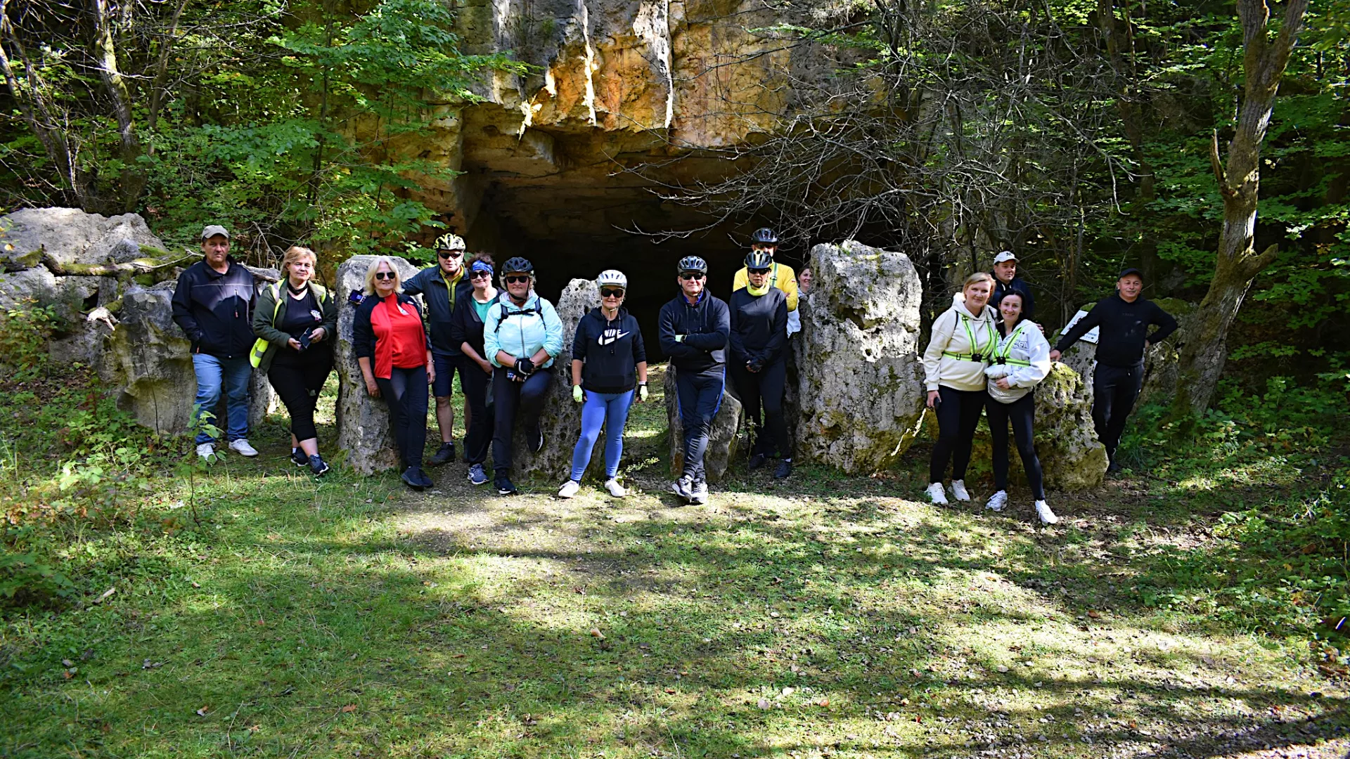 Wspólna fotografia grupy uczestników przed jaskinią Szachownica.