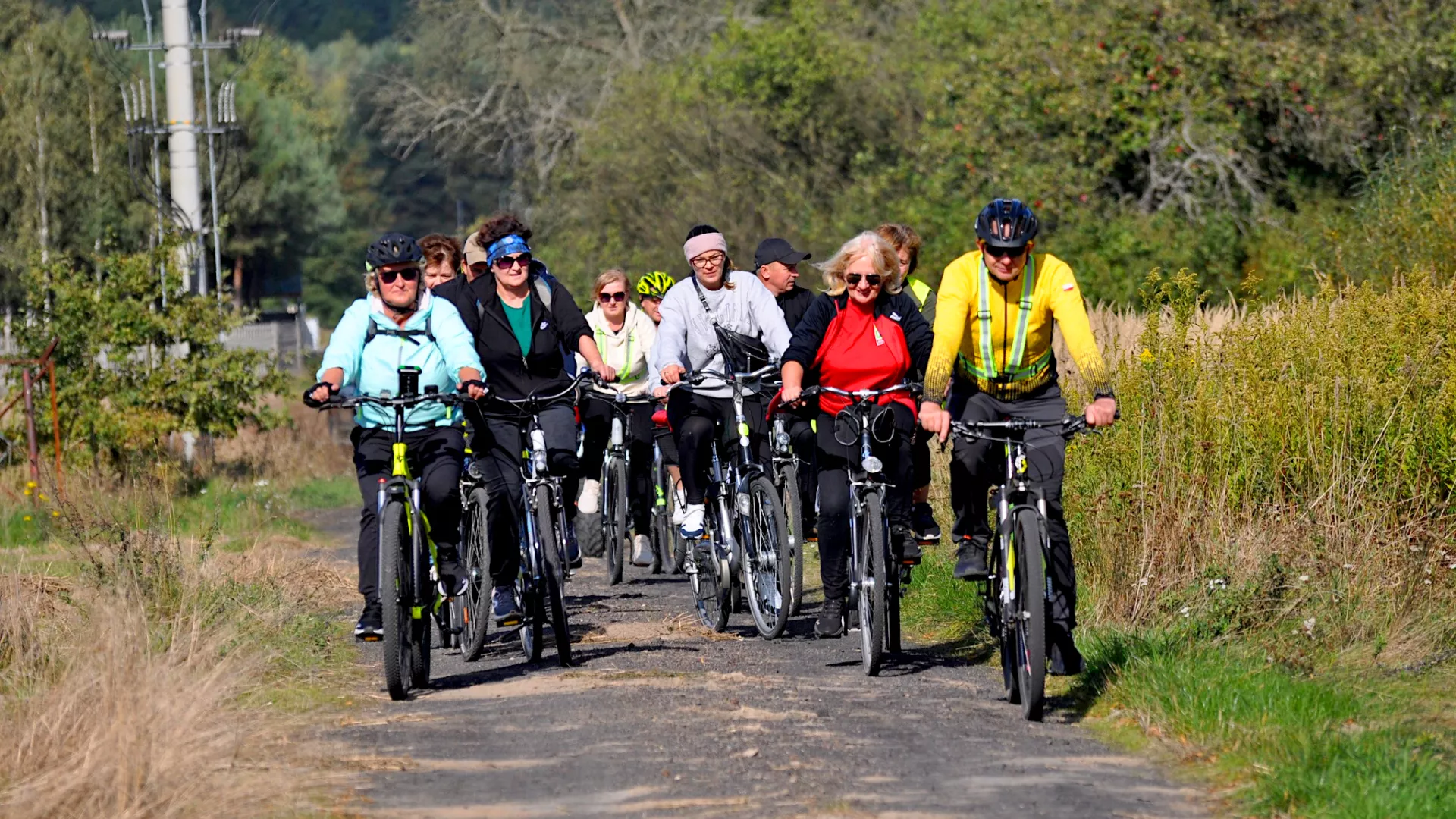 Uczestnicy rajdu na drodze Chałków – Lipie.