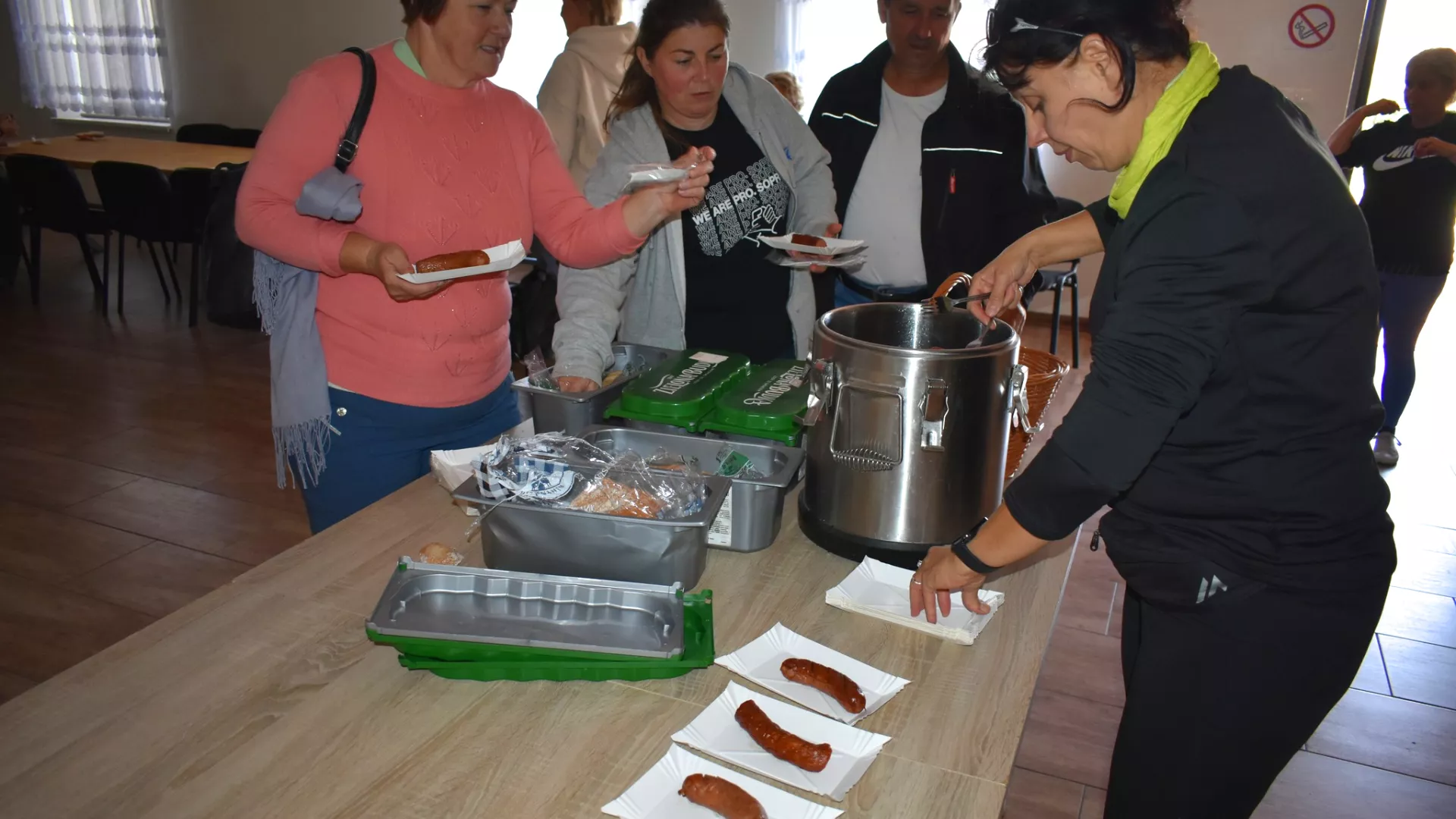 Wydawanie pieczonych kiełbasek na zakończenie rajdu.