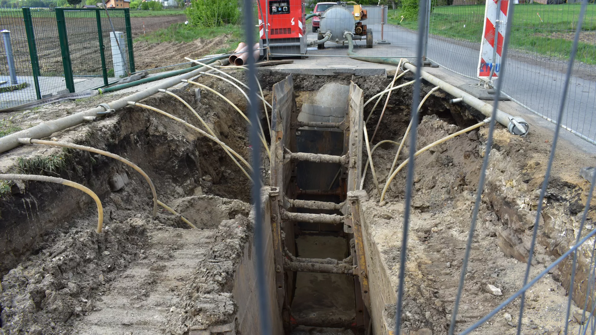 Pompowanie wody z wykopu pod sieć kanalizacyjną w Rębielicach Szlacheckich.