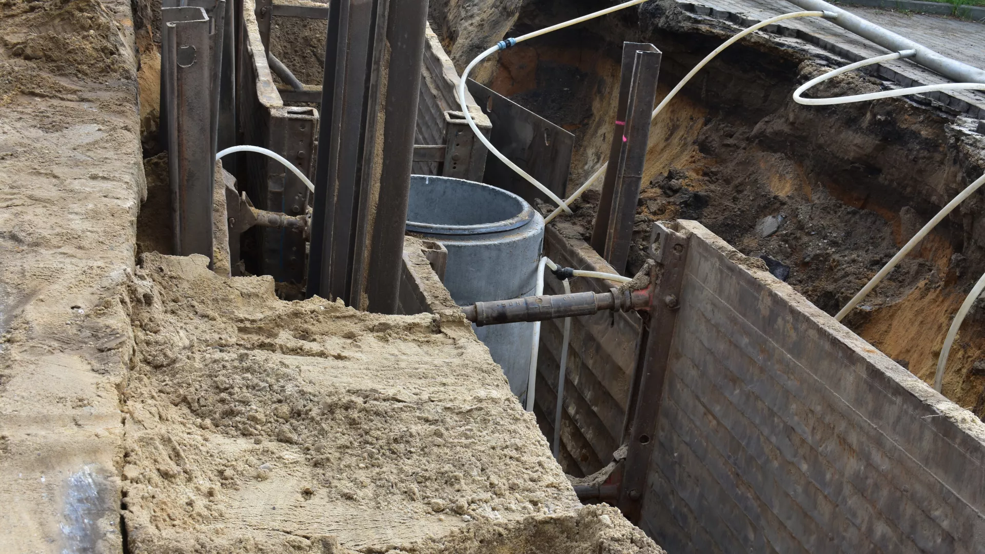 Wykopy kanalizacyjne w Szyszkowie.