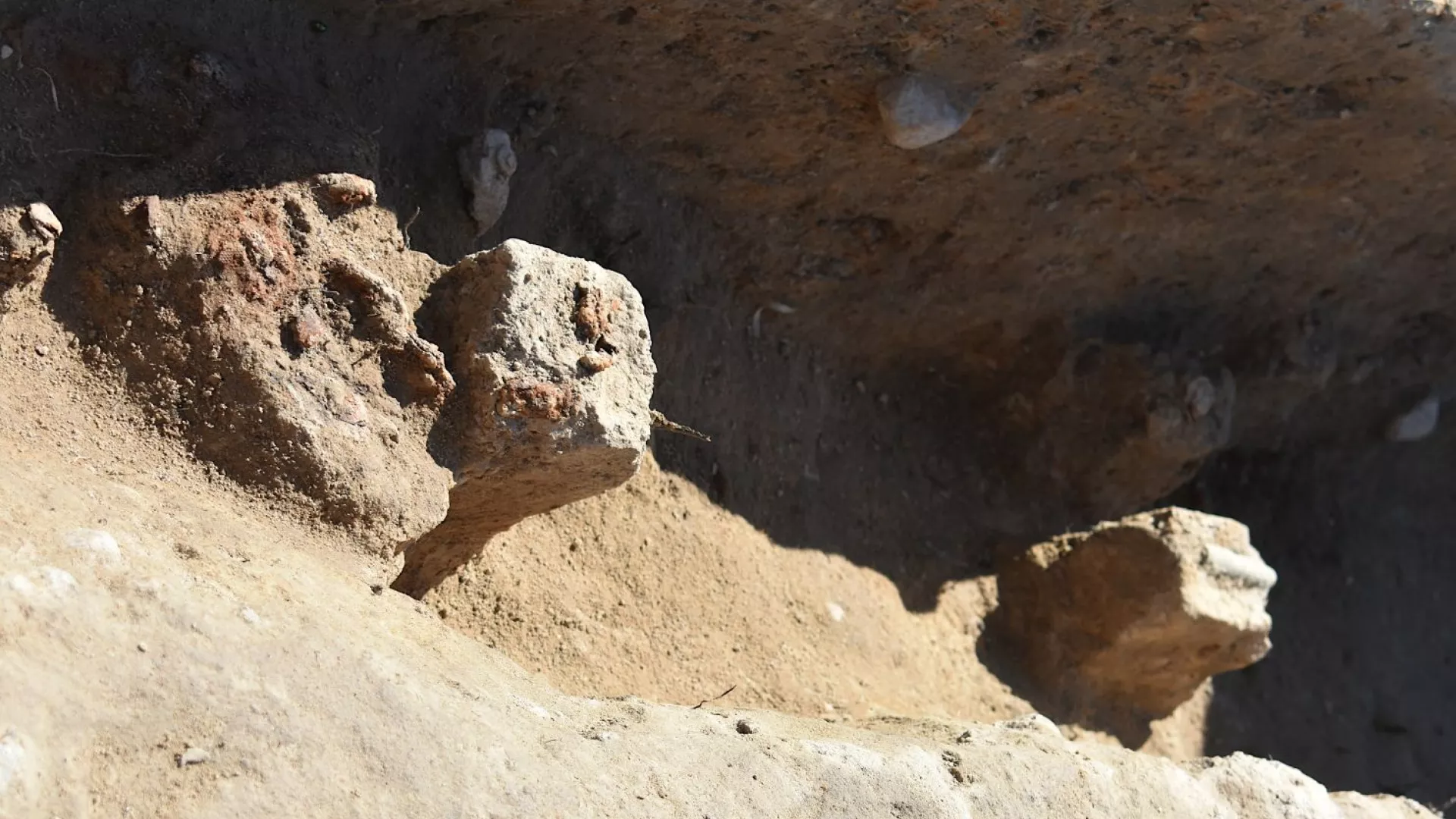 zbliżenie na szczegóły wykopu wykonanego przez archeologów.