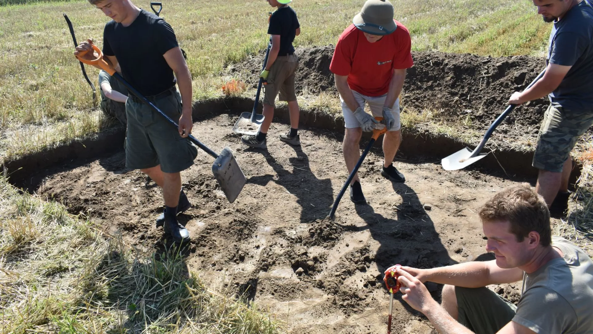 praca uczestników wykopalisk w jednym z założonych wykopów.
