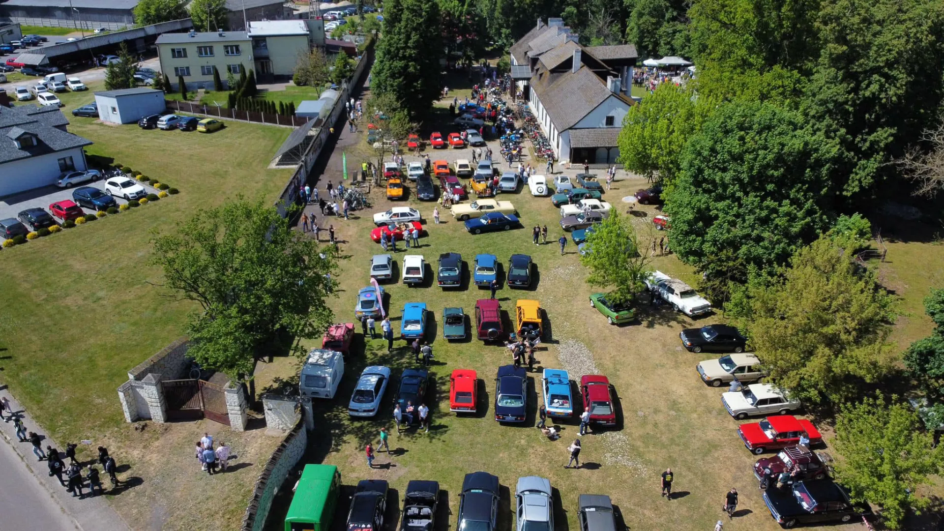 Widok z lotu ptaka miejsca organizacji zlotu pojazdów zabytkowych przy dworku w Lipiu.