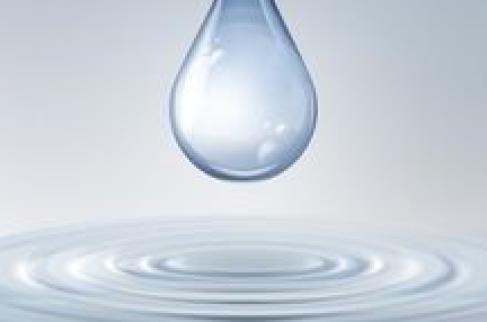 Kropla wody wpadająca do wody