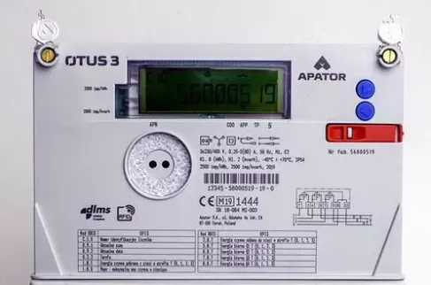 Zdjęcie przedstawia wygląd nowoczesnego licznika zużycia energii elektrycznej, umożliwiającego zdalny odczyt wskazań.