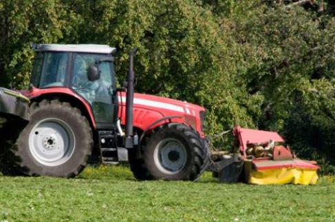 Ciągnik roniczy koszący trawę
