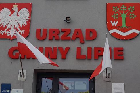 Na zdjęciu napis „Urząd Gminy Lipie” nad wejściem do urzędu.