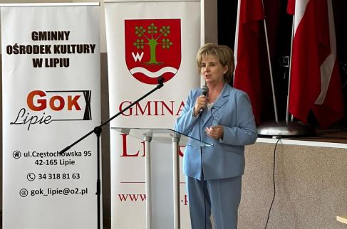 Wójt Gminy Lipie występuje w sali GOK w Lipiu podczas konferencji "Stop przemocy i krzywdzeniu dzieci".