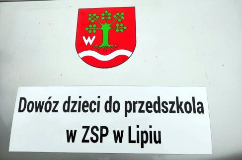 Herb gminy i napis: „Dowóz dzieci do przedszkola w ZSP w Lipiu”.