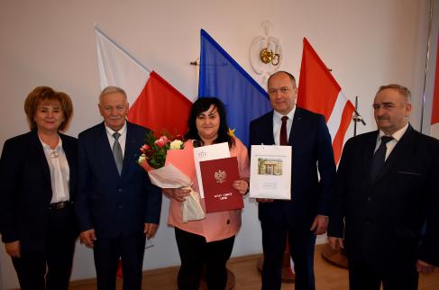 Wiceminister Henryk Kiepura, wójt Bożena Wieloch oraz przewodniczący Zbigniew Pilśniak i Zbigniew Bystrzykowski wraz z nagrodzonym pracownikiem urzędu gminy, panią Magdaleną Nicpoń.