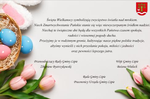 Zyczenia wielkanocne na tle jajek malowanych tulipanów i koszyczka