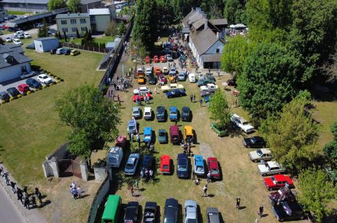 Widok z lotu ptaka miejsca organizacji zlotu pojazdów zabytkowych przy dworku w Lipiu.