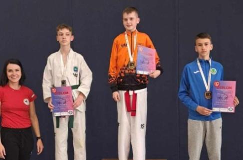 Tobiasz Machoński na drugim stopniu podium.Anita 