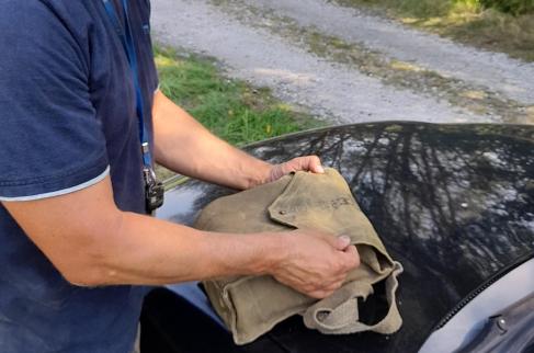 Prof. Lech Marek demonstruje torbę zawierającą nieużywaną maskę przeciwgazową wz.32.