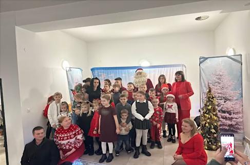 Mikołajki w Wapienniku – wspólne zdjęcie uczestników.