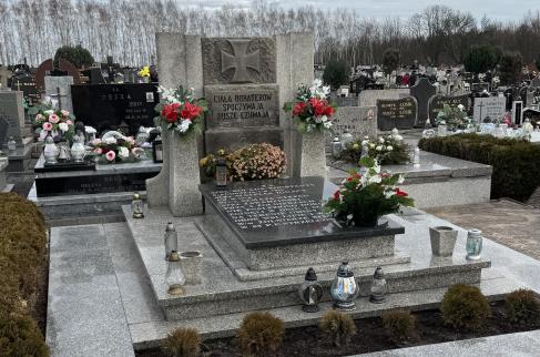 Zdjęcie grobu z zamontowaną płytą kamienną.
