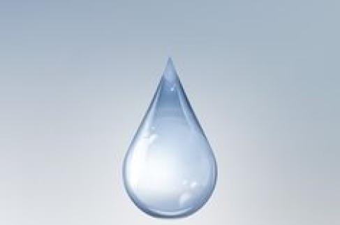 Kropla wody wpadająca do wody