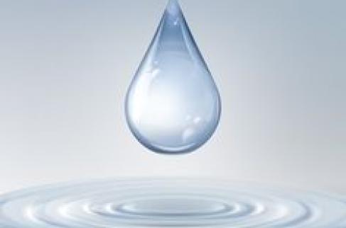 Kropla wody wpadająca do wody