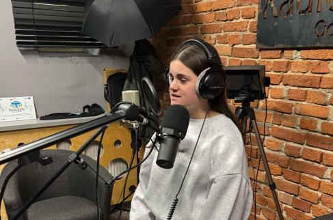 Konstancja Drab podczas zajęć muzycznych. Zdjęcie z profilu ZSP Parzymiechy na Facebooku.