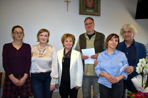 Uczestnicy spotkania poświęconego tematyce cmentarza Potockich na wspólnym zdjęciu w Urzędzie Gminy Lipie.