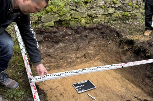 Pomiary wykopu archeologicznego przy murach zamku w Dankowie.