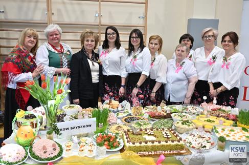 Reprezentantki gminy Lipie za stołem zastawionym wielkanocnymi smakołykami.