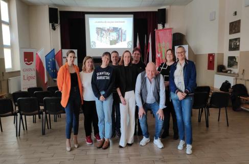 Uczestnicy spotkania autorskiego z pisarką Agnieszką Zakrzewską 03.04.2025 r. w Gminnej Bibliotece Publicznej w Lipiu