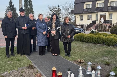 symboliczne złożenie kwiatów i zniczy pod Obeliskiem upamiętniającym ofiary katastrofy smoleńskiej