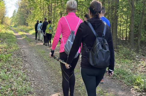 Uczestnicy treningu nordic walking z mistrzem podczas zajęć