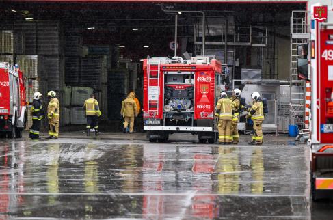 Strażacy podczas ćwiczeń na trenie zakładu Jamar 