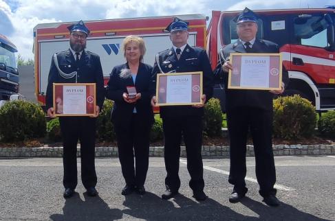 Wójt Gminy Lipie Bożena Wieloch z przedstawicielami straży z Parzymiech, Lipia i Szyszkowa