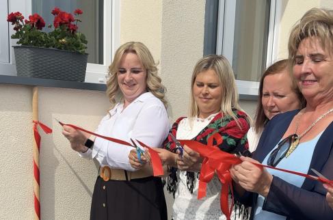 Uroczyste przecięcie wstęgi – otwarcie świetlicy w Grabarzach.