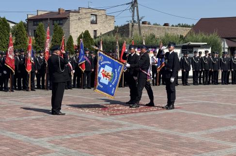 Przekazanie nowego sztandaru OSP Szyszków.