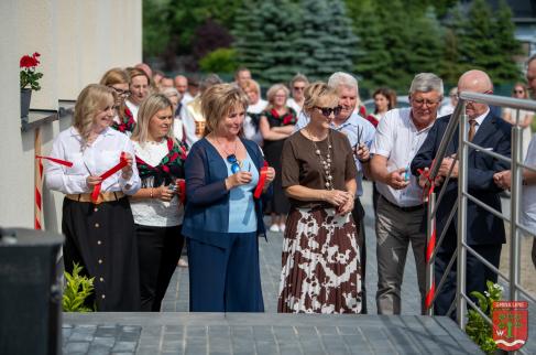 Przecięcie wstęgi przed remizą wiejską w Grabarzach