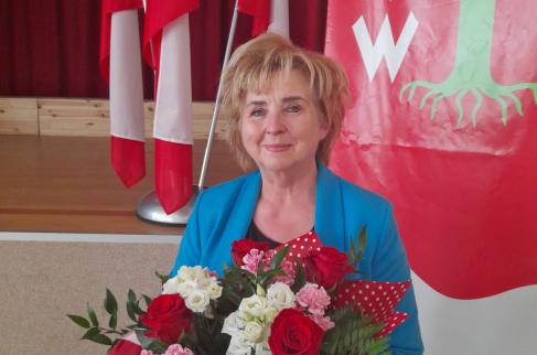 Wójt Bożena Wieloch z kwiatami od Rady Gminy Lipie po otrzymaniu absolutorium za rok 2024.