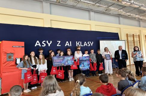 zdjęcie przedstawia uczniów klasy 6 odbierających nagrodę