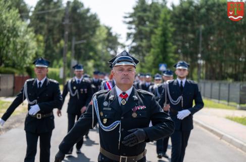 Uroczysty przemarsz pocztów sztandarowych