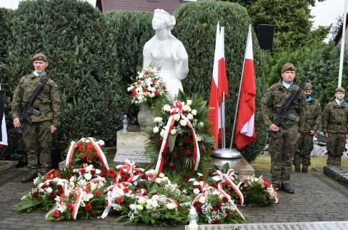 Pomnik cywilnych ofiar II wojny światowej podczas obchodów Dnia Walki i Męczeństwa Wsi Polskiej