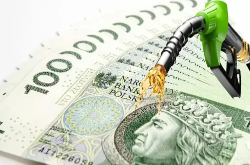 Wlewka paliwa nad plikiem banknotów stuzłotowych