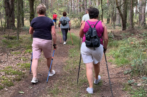 Uczestnicy zajęć Nordic Walking - Trening z Mistrzem