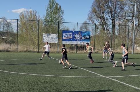 Mecz piłki nożnej na orliku