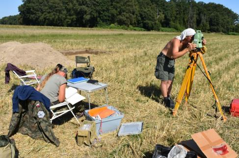Studenci archeologii z Uniwersytetu Wrocławskiego prowadzą dokładne pomiary oraz wykonują szczegółową dokumentację realizowanych badań.