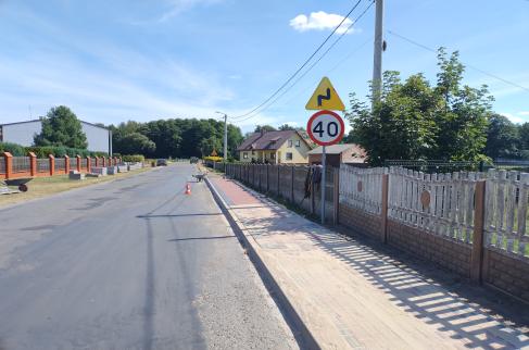 Nowy chodnik przy drodze powiatowej w Zbrojewsku