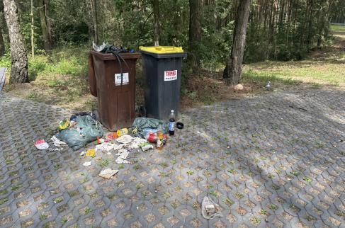 śmieci pozostawione na terenie ośrodka w troninach
