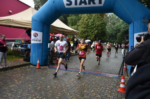 Drugą część trasy Mili Parzymieskiej rozpoczyna słynna polska maratonka, Wanda Panfil, która wzięła udział w zawodach w ramach 33. Biegu Abstynenta jako zawodniczka i zarazem gość honorowy