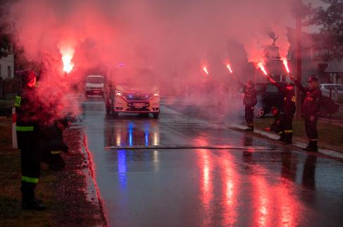 Przejazd nowego samochodu OSP Szyszków