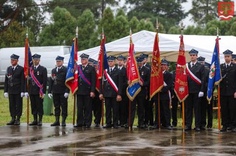 poczty sztandarowe przed na placu przed remizą 